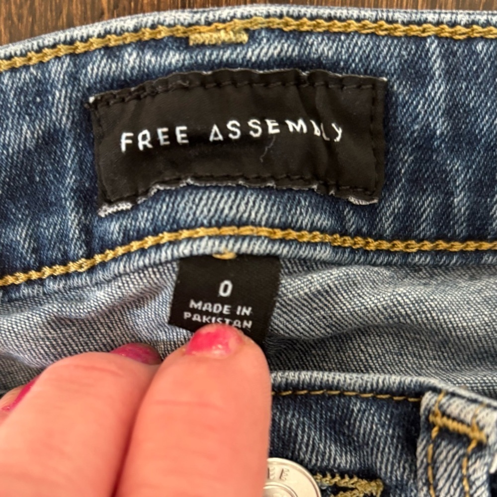Women’s straight leg Free Assembly jeans - Picture 3 of 6
